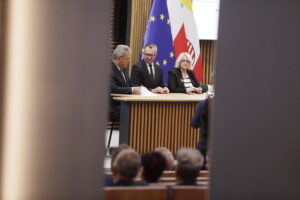 Gminy i powiaty z rządowym wsparciem na „powodziówki” - Radio Kielce 05.11.2025 Kielce. ŚUW. Podpisanie umów na dofinansowanie usuwania skutków klęsk żywiołowych / Fot. Jarosław Kubalski - Radio Kielce