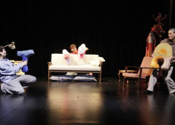 05.11.2025 Kielce. Przedstawienie „TATA” Kuby Kaprala w reżyserii Michała Zdunika napisane specjalnie dla Teatru Lalki i Aktora „Kubuś” w Kielcach / Fot. Jarosław Kubalski – Radio Kielce