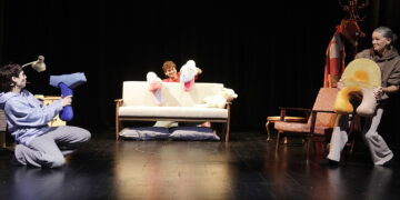 05.11.2025 Kielce. Przedstawienie „TATA” Kuby Kaprala w reżyserii Michała Zdunika napisane specjalnie dla Teatru Lalki i Aktora „Kubuś” w Kielcach / Fot. Jarosław Kubalski – Radio Kielce