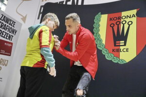 Wiktor Długosz przedłużył kontrakt z Koroną Kielce - Radio Kielce 06.11.2025. Kielce. Galeria Echo. Spotkanie piłkarzy Korony Kielce z kibicami / Fot. Jarosław Kubalski - Radio Kielce