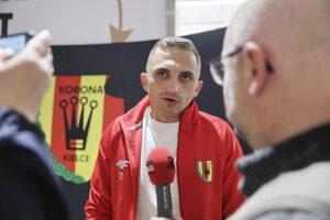 Wiktor Długosz przedłużył kontrakt z Koroną Kielce - Radio Kielce 06.11.2025. Kielce. Galeria Echo. Spotkanie piłkarzy Korony Kielce z kibicami / Fot. Jarosław Kubalski - Radio Kielce