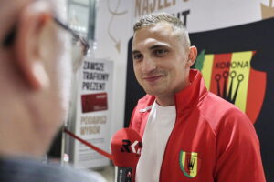 Wiktor Długosz przedłużył kontrakt z Koroną Kielce - Radio Kielce 06.11.2025. Kielce. Galeria Echo. Spotkanie piłkarzy Korony Kielce z kibicami / Fot. Jarosław Kubalski - Radio Kielce