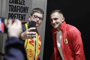 Wiktor Długosz przedłużył kontrakt z Koroną Kielce - Radio Kielce 06.11.2025. Kielce. Galeria Echo. Spotkanie piłkarzy Korony Kielce z kibicami / Fot. Jarosław Kubalski - Radio Kielce
