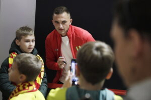 Wiktor Długosz przedłużył kontrakt z Koroną Kielce - Radio Kielce 06.11.2025. Kielce. Galeria Echo. Spotkanie piłkarzy Korony Kielce z kibicami / Fot. Jarosław Kubalski - Radio Kielce