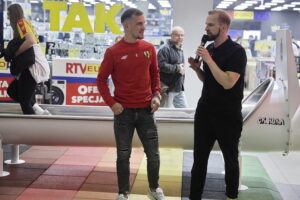 Wiktor Długosz przedłużył kontrakt z Koroną Kielce - Radio Kielce 06.11.2025. Kielce. Galeria Echo. Spotkanie piłkarzy Korony Kielce z kibicami / Fot. Jarosław Kubalski - Radio Kielce