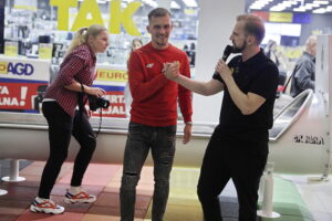 Wiktor Długosz przedłużył kontrakt z Koroną Kielce - Radio Kielce 06.11.2025. Kielce. Galeria Echo. Spotkanie piłkarzy Korony Kielce z kibicami / Fot. Jarosław Kubalski - Radio Kielce