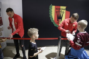 Wiktor Długosz przedłużył kontrakt z Koroną Kielce - Radio Kielce 06.11.2025. Kielce. Galeria Echo. Spotkanie piłkarzy Korony Kielce z kibicami / Fot. Jarosław Kubalski - Radio Kielce