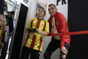 Wiktor Długosz przedłużył kontrakt z Koroną Kielce - Radio Kielce 06.11.2025. Kielce. Galeria Echo. Spotkanie piłkarzy Korony Kielce z kibicami / Fot. Jarosław Kubalski - Radio Kielce