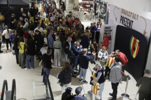 Wiktor Długosz przedłużył kontrakt z Koroną Kielce - Radio Kielce 06.11.2025. Kielce. Galeria Echo. Spotkanie piłkarzy Korony Kielce z kibicami / Fot. Jarosław Kubalski - Radio Kielce