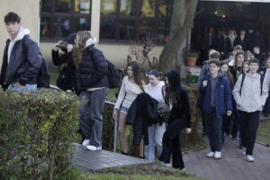 07.11.2025. Kielce. I Liceum Ogólnokształcące im. Stefana Żeromskiego. Próba ewakuacyjna / Fot. Jarosław Kubalski - Radio Kielce