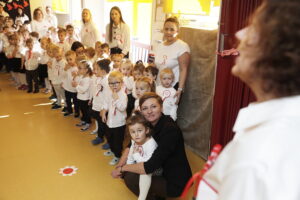 Przedszkolaki i uczniowie wiedzą, czym jest patriotyzm. Wszyscy zaśpiewali hymn - Radio Kielce 07.11.2025. Przedszkole Samorządowe nr 19. Ogólnopolska akcja „Szkoła do hymnu” / Fot. Jarosław Kubalski – Radio Kielce