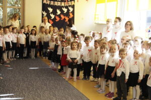 Przedszkolaki i uczniowie wiedzą, czym jest patriotyzm. Wszyscy zaśpiewali hymn - Radio Kielce 07.11.2025. Przedszkole Samorządowe nr 19. Ogólnopolska akcja „Szkoła do hymnu” / Fot. Jarosław Kubalski – Radio Kielce