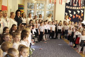 Przedszkolaki i uczniowie wiedzą, czym jest patriotyzm. Wszyscy zaśpiewali hymn - Radio Kielce 07.11.2025. Przedszkole Samorządowe nr 19. Ogólnopolska akcja „Szkoła do hymnu” / Fot. Jarosław Kubalski – Radio Kielce