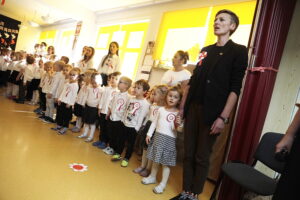 Przedszkolaki i uczniowie wiedzą, czym jest patriotyzm. Wszyscy zaśpiewali hymn - Radio Kielce 07.11.2025. Przedszkole Samorządowe nr 19. Ogólnopolska akcja „Szkoła do hymnu” / Fot. Jarosław Kubalski – Radio Kielce