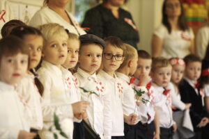 Przedszkolaki i uczniowie wiedzą, czym jest patriotyzm. Wszyscy zaśpiewali hymn - Radio Kielce 07.11.2025. Przedszkole Samorządowe nr 19. Ogólnopolska akcja „Szkoła do hymnu” / Fot. Jarosław Kubalski – Radio Kielce