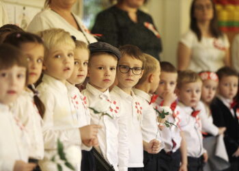 Przedszkolaki i uczniowie wiedzą, czym jest patriotyzm. Wszyscy zaśpiewali hymn - Radio Kielce 07.11.2025. Przedszkole Samorządowe nr 19. Ogólnopolska akcja „Szkoła do hymnu” / Fot. Jarosław Kubalski – Radio Kielce