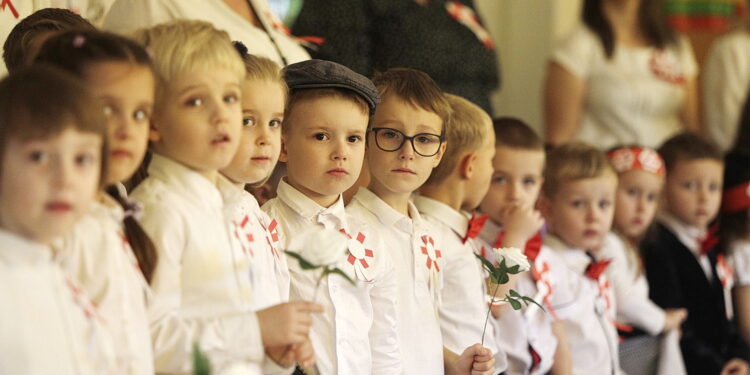 Przedszkolaki i uczniowie wiedzą, czym jest patriotyzm. Wszyscy zaśpiewali hymn - Radio Kielce 07.11.2025. Przedszkole Samorządowe nr 19. Ogólnopolska akcja „Szkoła do hymnu” / Fot. Jarosław Kubalski – Radio Kielce