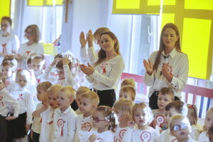 Przedszkolaki i uczniowie wiedzą, czym jest patriotyzm. Wszyscy zaśpiewali hymn - Radio Kielce 07.11.2025. Przedszkole Samorządowe nr 19. Ogólnopolska akcja „Szkoła do hymnu” / Fot. Jarosław Kubalski – Radio Kielce