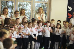 Przedszkolaki i uczniowie wiedzą, czym jest patriotyzm. Wszyscy zaśpiewali hymn - Radio Kielce 07.11.2025. Przedszkole Samorządowe nr 19. Ogólnopolska akcja „Szkoła do hymnu” / Fot. Jarosław Kubalski – Radio Kielce