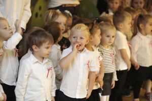 Przedszkolaki i uczniowie wiedzą, czym jest patriotyzm. Wszyscy zaśpiewali hymn - Radio Kielce 07.11.2025. Przedszkole Samorządowe nr 19. Ogólnopolska akcja „Szkoła do hymnu” / Fot. Jarosław Kubalski – Radio Kielce