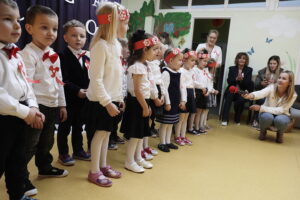 Przedszkolaki i uczniowie wiedzą, czym jest patriotyzm. Wszyscy zaśpiewali hymn - Radio Kielce 07.11.2025. Przedszkole Samorządowe nr 19. Ogólnopolska akcja „Szkoła do hymnu” / Fot. Jarosław Kubalski – Radio Kielce