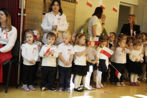 Przedszkolaki i uczniowie wiedzą, czym jest patriotyzm. Wszyscy zaśpiewali hymn - Radio Kielce 07.11.2025. Przedszkole Samorządowe nr 19. Ogólnopolska akcja „Szkoła do hymnu” / Fot. Jarosław Kubalski – Radio Kielce