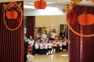 Przedszkolaki i uczniowie wiedzą, czym jest patriotyzm. Wszyscy zaśpiewali hymn - Radio Kielce 07.11.2025. Przedszkole Samorządowe nr 19. Ogólnopolska akcja „Szkoła do hymnu” / Fot. Jarosław Kubalski – Radio Kielce