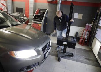 Kierowcy mogli sprawdzić światła w swoich samochodach - Radio Kielce Diagnostyka. Badanie świateł w samochodach / Fot. Jarosław Kubalski - Radio Kielce