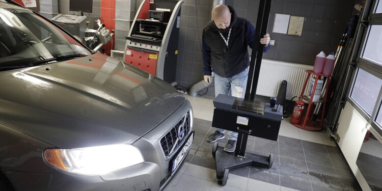 Kierowcy mogli sprawdzić światła w swoich samochodach - Radio Kielce Diagnostyka. Badanie świateł w samochodach / Fot. Jarosław Kubalski - Radio Kielce