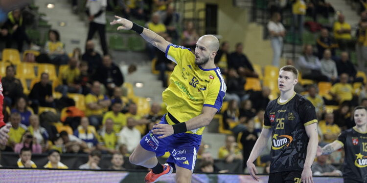 15.11.2025 Kielce. Mecz Industria Kielce - Azoty Puławy / Fot. Jarosław Kubalski - Radio Kielce