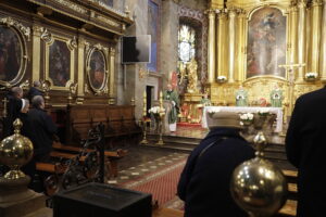 Osoby potrzebujące spotkały się na gorącym posiłku - Radio Kielce 16.11.2025. Kielce. Mszą świętą w Bazylice Katedralnej rozpoczęły się w Kielcach diecezjalne obchody Światowego Dnia Ubogich / Fot. Jarosław Kubalski - Radio Kielce