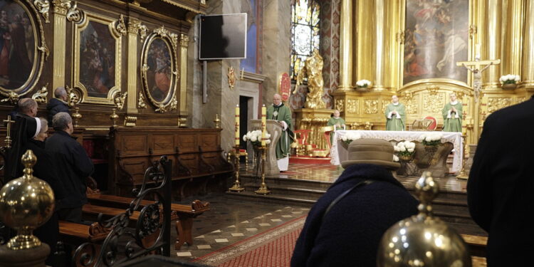 Osoby potrzebujące spotkały się na gorącym posiłku - Radio Kielce 16.11.2025. Kielce. Mszą świętą w Bazylice Katedralnej rozpoczęły się w Kielcach diecezjalne obchody Światowego Dnia Ubogich / Fot. Jarosław Kubalski - Radio Kielce