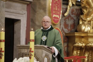 Osoby potrzebujące spotkały się na gorącym posiłku - Radio Kielce 16.11.2025. Kielce. Mszą świętą w Bazylice Katedralnej rozpoczęły się w Kielcach diecezjalne obchody Światowego Dnia Ubogich / Fot. Jarosław Kubalski - Radio Kielce