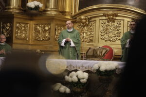 Osoby potrzebujące spotkały się na gorącym posiłku - Radio Kielce 16.11.2025. Kielce. Mszą świętą w Bazylice Katedralnej rozpoczęły się w Kielcach diecezjalne obchody Światowego Dnia Ubogich / Fot. Jarosław Kubalski - Radio Kielce