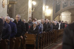 Osoby potrzebujące spotkały się na gorącym posiłku - Radio Kielce 16.11.2025. Kielce. Mszą świętą w Bazylice Katedralnej rozpoczęły się w Kielcach diecezjalne obchody Światowego Dnia Ubogich / Fot. Jarosław Kubalski - Radio Kielce