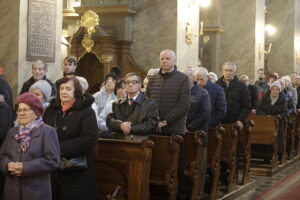 Osoby potrzebujące spotkały się na gorącym posiłku - Radio Kielce 16.11.2025. Kielce. Mszą świętą w Bazylice Katedralnej rozpoczęły się w Kielcach diecezjalne obchody Światowego Dnia Ubogich / Fot. Jarosław Kubalski - Radio Kielce