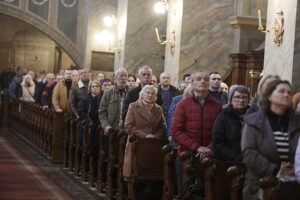 Osoby potrzebujące spotkały się na gorącym posiłku - Radio Kielce 16.11.2025. Kielce. Mszą świętą w Bazylice Katedralnej rozpoczęły się w Kielcach diecezjalne obchody Światowego Dnia Ubogich / Fot. Jarosław Kubalski - Radio Kielce