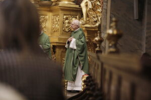 Osoby potrzebujące spotkały się na gorącym posiłku - Radio Kielce 16.11.2025. Kielce. Mszą świętą w Bazylice Katedralnej rozpoczęły się w Kielcach diecezjalne obchody Światowego Dnia Ubogich / Fot. Jarosław Kubalski - Radio Kielce