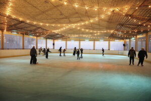 Kielce na lodzie: ruch, śmiech i dobra zabawa dla całej rodziny - Radio Kielce 16.11.2025. Kielce. Lodowisko / Fot. Jarosław Kubalski - Radio Kielce