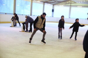 Kielce na lodzie: ruch, śmiech i dobra zabawa dla całej rodziny - Radio Kielce 16.11.2025. Kielce. Lodowisko / Fot. Jarosław Kubalski - Radio Kielce