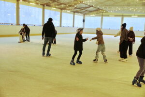 Kielce na lodzie: ruch, śmiech i dobra zabawa dla całej rodziny - Radio Kielce 16.11.2025. Kielce. Lodowisko / Fot. Jarosław Kubalski - Radio Kielce