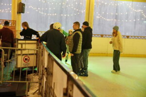 Kielce na lodzie: ruch, śmiech i dobra zabawa dla całej rodziny - Radio Kielce 16.11.2025. Kielce. Lodowisko / Fot. Jarosław Kubalski - Radio Kielce