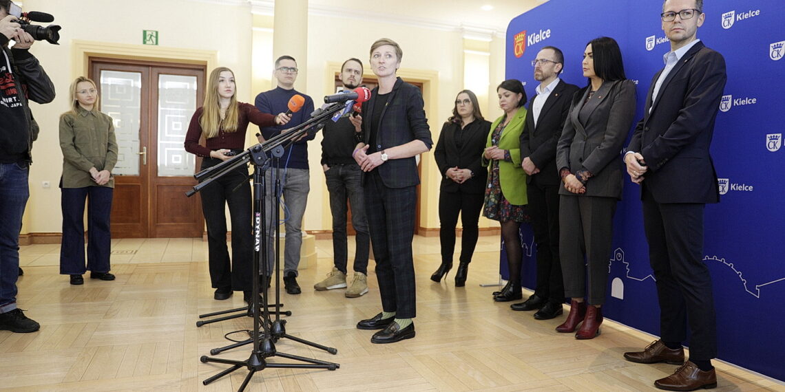 18.11.2025 Kielce. Konferencja z udziałem prezydenta Kielc Agaty Wojdy (przy mikrofonach) / Fot. Jarosław Kubalski - Radio Kielce