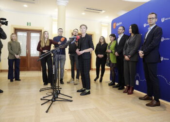 Budżet rekordowy, ale pełen ograniczeń - Radio Kielce 18.11.2025 Kielce. Konferencja z udziałem prezydenta Kielc Agaty Wojdy (przy mikrofonach) / Fot. Jarosław Kubalski - Radio Kielce