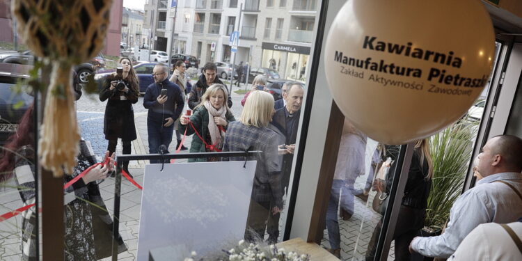 Otwarto kawiarnię, w której pracują osoby niepełnosprawne - Radio Kielce Otwarto kawiarnię, w której pracują osoby niepełnosprawne