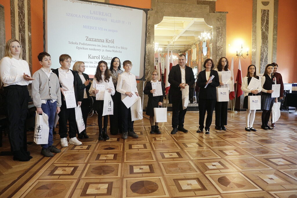 Uczniowie wyróżnieni w dyktandzie niepodległościowym - Radio Kielce