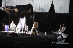 Kielce. Teatr im. Stefana Żeromskiego. Próba spektaklu "Potok. Ćwiczenia ze wspólnoty" - Radio Kielce