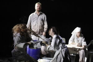 Kielce. Teatr im. Stefana Żeromskiego. Próba spektaklu "Potok. Ćwiczenia ze wspólnoty" - Radio Kielce