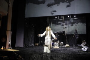 Kielce. Teatr im. Stefana Żeromskiego. Próba spektaklu "Potok. Ćwiczenia ze wspólnoty" - Radio Kielce