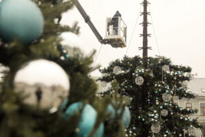 Kilkunastometrowa choinka „rośnie” na kieleckim Rynku - Radio Kielce